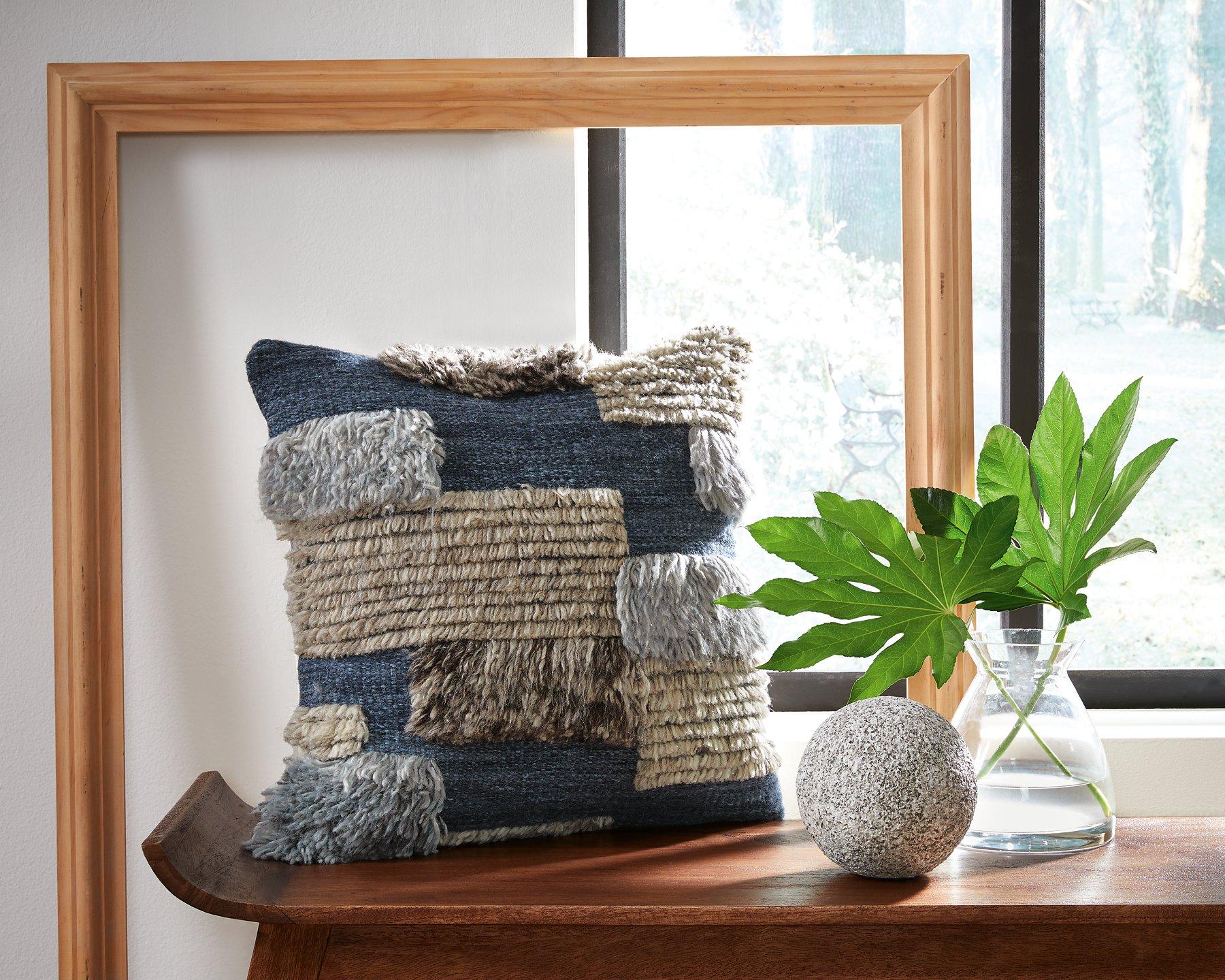 Gibbend Pillow - Thumbnail 4